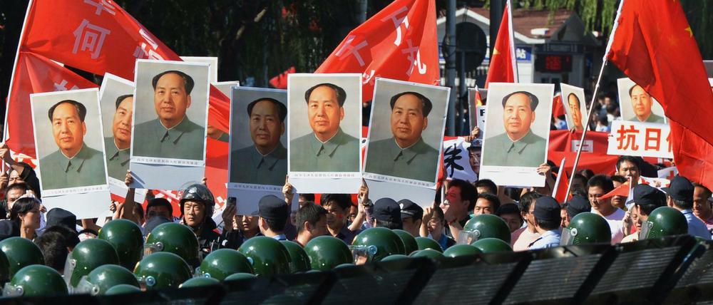 Antijapanische Demonstration vor der japanischen Botschaft in Peking.