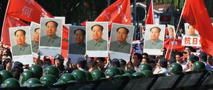 Antijapanische Demonstration vor der japanischen Botschaft in Peking.