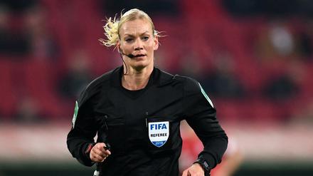 Schiedsrichterin Bibiana Steinhaus beim Bundesliga-Spiel FC Augsburg gegen Bayern München.