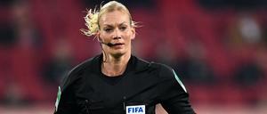 Schiedsrichterin Bibiana Steinhaus beim Bundesliga-Spiel FC Augsburg gegen Bayern München.