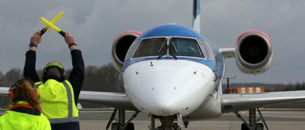 Auf dem Flughafen Rostock-Laage landet ein Flugzeug der Gesellschaft bmi regional.