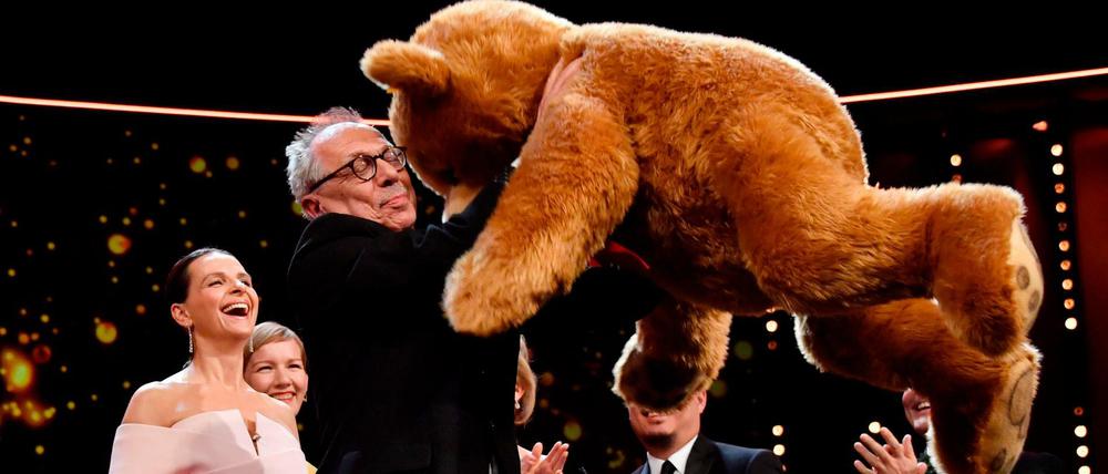 Dieter Kosslick bekommt von Juliette Binoche einen riesigen Plüschbären.