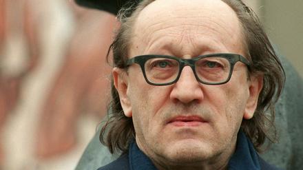 Heiner Müller steht 1994 vor der Büste von Bertolt Brecht am Berliner Ensemble.