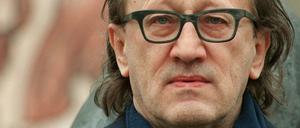Heiner Müller steht 1994 vor der Büste von Bertolt Brecht am Berliner Ensemble.