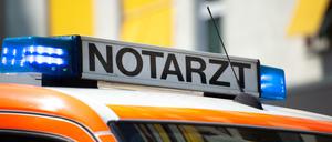 Ein Notarztfahrzeug im Einsatz (Symbolbild).