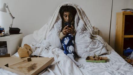 Es ist kalt und dunkel und man möchte sich nur noch verkriechen, Snacks essen und auf den Bildschirm schauen. Das kann den Winterblues aber noch verschlimmern.