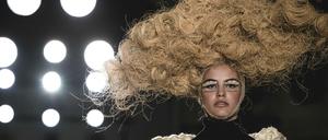 Tolle Frisur. Ein Model präsentiert die neue Kollektion von Little Creative Factory auf einer Modenschau im Rahmen der 080 Barcelona Fashion.