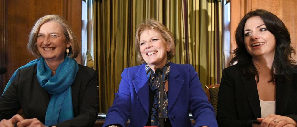 Die britischen Tory-Politikerinnen (l-r) Sarah Wollaston, Anna Soubry und Heidi Allen auf einer Pressekonferenz.