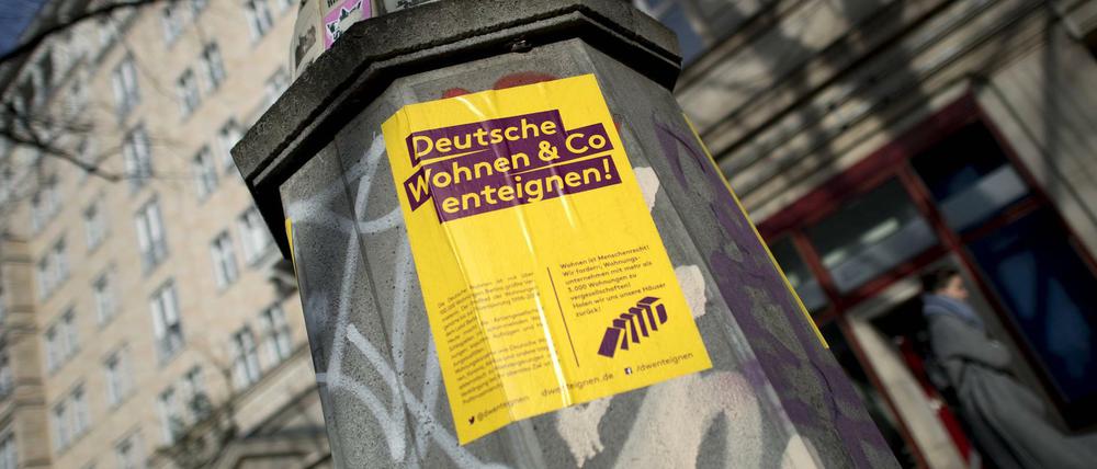 Aufruf zum Protest gegen hohe Mieten in der Karl-Marx-Allee.