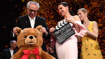 Berlinale-Direktor Dieter Kosslick mit Juliette Binoche, Sandra Hüller und einem XXL-Teddy.