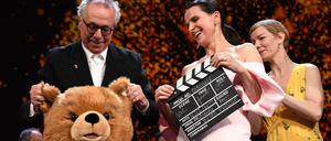 Berlinale-Direktor Dieter Kosslick mit Juliette Binoche, Sandra Hüller und einem XXL-Teddy.