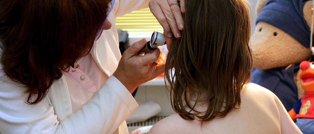 Genau untersucht. Eine Kinderärztin bei der Arbeit.