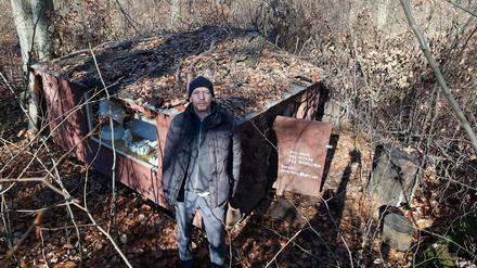 Thomas Pollhammer lebt in seine selbstgezimmerten Protesthütte im Plänterwald. 
