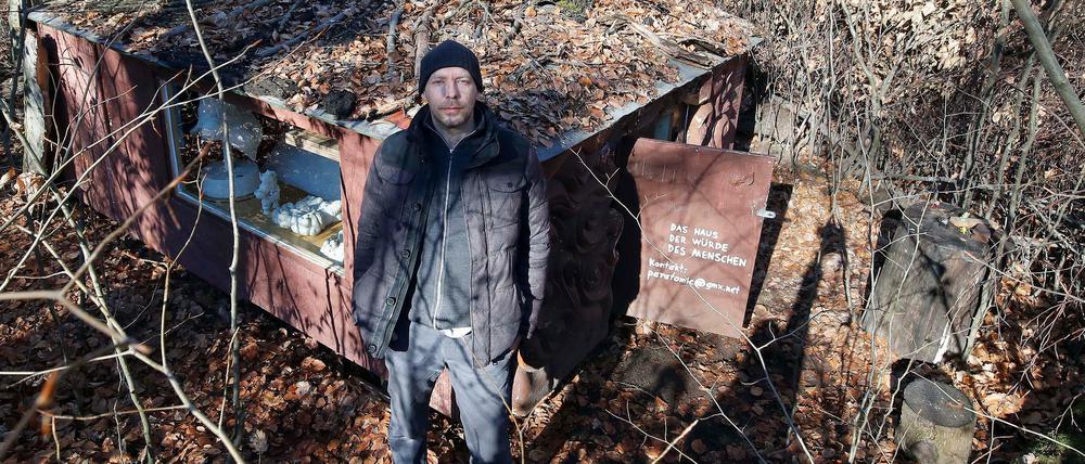 Thomas Pollhammer lebt in seine selbstgezimmerten Protesthütte im Plänterwald.