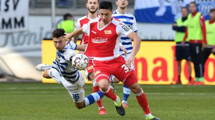 Unions Robert Zulj (Mitte, im Duell mit dem Duisburger Lukas Fröde) kämpft noch um einen Stammplatz.