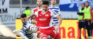 Unions Robert Zulj (Mitte, im Duell mit dem Duisburger Lukas Fröde) kämpft noch um einen Stammplatz.