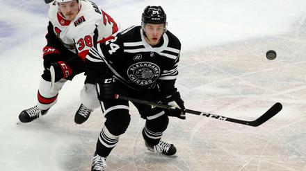 Das Ziel im Blick. Dominik Kahun (r.) und die Chicago Blackhawks präsentieren sich derzeit in einer guten Verfassung.