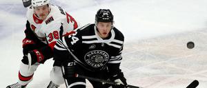 Das Ziel im Blick. Dominik Kahun (r.) und die Chicago Blackhawks präsentieren sich derzeit in einer guten Verfassung.