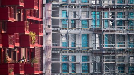 Ein Baugerüst steht an einem Rohbau neben bereits fertiggestellten Neubau-Wohnungen in Kreuzberg. 