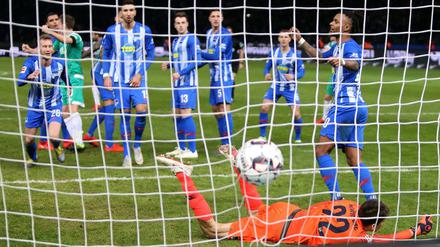 Zwei Herthaner hatten Pizarros Schuss abgefälscht und damit erst scharf gemacht.