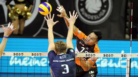 Mit Wucht zum Punkt. Berlins Samuel Tuia (r.) schlägt den Ball an Kirill Klets vorbei.