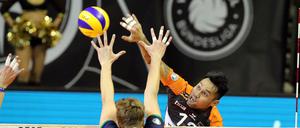 Mit Wucht zum Punkt. Berlins Samuel Tuia (r.) schlägt den Ball an Kirill Klets vorbei.