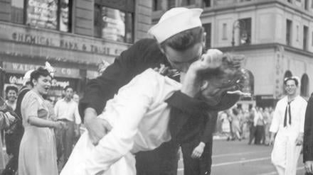Die von der US-Navy zur Verfügung gestellte Aufnahme zeigt einen Matrosen und eine Frau, die sich am Times Square küssen. Dabei handelt es sich NICHT um die berühmte Aufnahme des Fotografen Alfred Eisenstaedt, sondern um eine Aufnahme der gleichen Szene, fotografiert vom US-Navy Fotografen Victor Jorgensen.