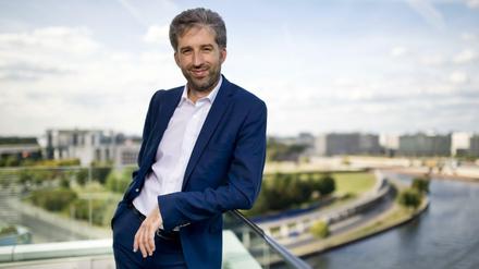 "Vieles klappt hier erkennbar nicht." Boris Palme auf einem Berliner Balkon mit Blick auf Spree und Bundeskanzleramt.  