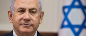 Seine wichtigsten Gegner schließen ein Wahlbündnis: Für Israels Ministerpräsidenten Benjamin Netanjahu könnte es so bei den Neuwahlen eng werden.