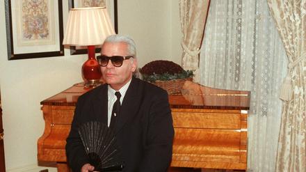 Der Modeschöpfer Karl Lagerfeld sitzt 1994 in einem Zimmer des Schlosshotels Grunewald in Berlin.