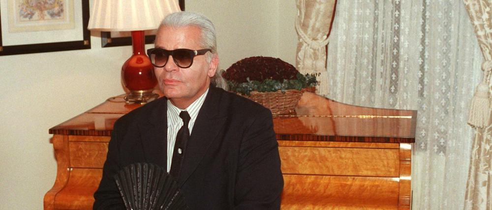 Der Modeschöpfer Karl Lagerfeld sitzt 1994 in einem Zimmer des Schlosshotels Grunewald in Berlin.