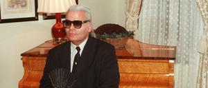 Der Modeschöpfer Karl Lagerfeld sitzt 1994 in einem Zimmer des Schlosshotels Grunewald in Berlin.