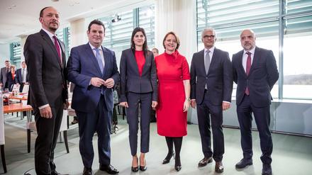 Sie wollen's wissen: Die Auftraggeber der Fachkommission Integrationsfähigkeit, Staatsministerin Annette Widmann-Mauz (rotes Kleid), Arbeitsminister Hubertus Heil und die Staatssekretäre im Innenministerium Marco Wanderwitz und Markus Kerber (links und rechts außen). Die Kommission leiten werden Derya Caglar (3.v.l.) und Ashok Sridharan (2. v.r.)