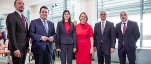 Sie wollen's wissen: Die Auftraggeber der Fachkommission Integrationsfähigkeit, Staatsministerin Annette Widmann-Mauz (rotes Kleid), Arbeitsminister Hubertus Heil und die Staatssekretäre im Innenministerium Marco Wanderwitz und Markus Kerber (links und rechts außen). Die Kommission leiten werden Derya Caglar (3.v.l.) und Ashok Sridharan (2. v.r.)