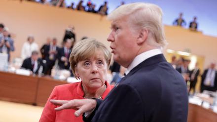 Angela Merkel lauscht US-Präsident Trump 