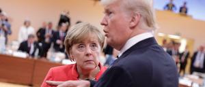 Angela Merkel lauscht US-Präsident Trump 