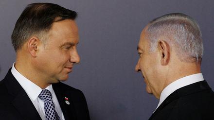 Israels Premier Benjamin Netanjahu (rechts) - hier im Gespräch mit Polens Präsident Andrzej Duda - hat in Warschau alte Wunden aufgerissen.