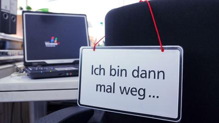 Ein Schild mit dem Schriftzug "Ich bin dann mal weg..." hängt an einem Bürostuhl 
