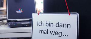 Ein Schild mit dem Schriftzug "Ich bin dann mal weg..." hängt an einem Bürostuhl