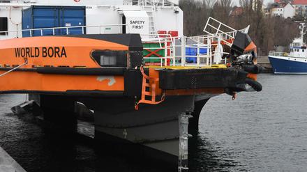 Der Offshore-Versorger «World Bora» liegt nach einem Unfall vor Rügen im Stadthafen von Sassnitz.