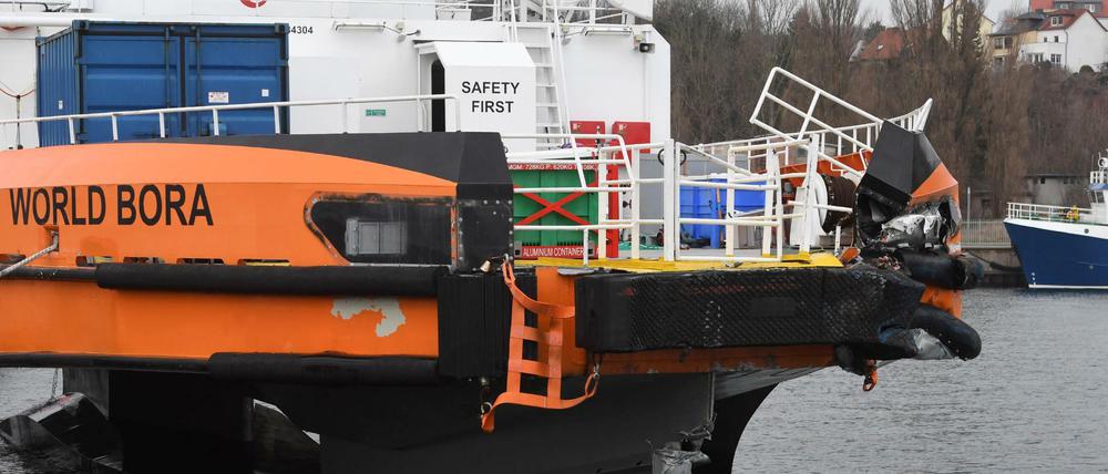 Der Offshore-Versorger «World Bora» liegt nach einem Unfall vor Rügen im Stadthafen von Sassnitz.