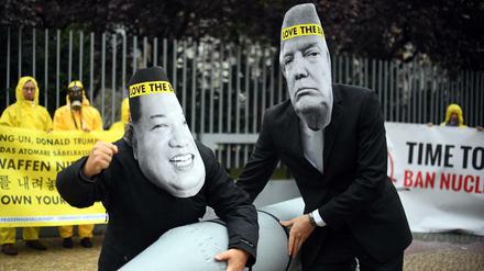 Ein Konflikt, der Angst macht: Demonstranten protestieren vor der amerikanischen Botschaft in Berlin gegen die Eskalation des Konflikts zwischen Nordkorea und die USA.