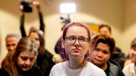 Elin Ersson steht während ihres Prozesses im Bezirksgericht in Göteborg. 