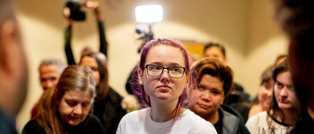 Elin Ersson steht während ihres Prozesses im Bezirksgericht in Göteborg.