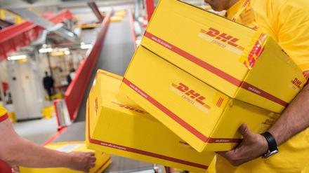 Wer Paketmarken bei der DHL ausstellt, weiß niemand so genau.