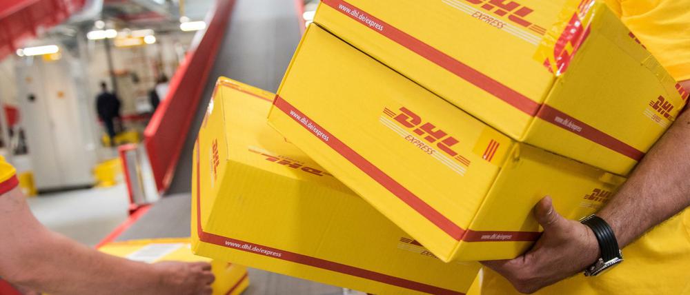 Wer Paketmarken bei der DHL ausstellt, weiß niemand so genau.