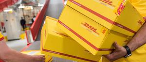 Wer Paketmarken bei der DHL ausstellt, weiß niemand so genau.