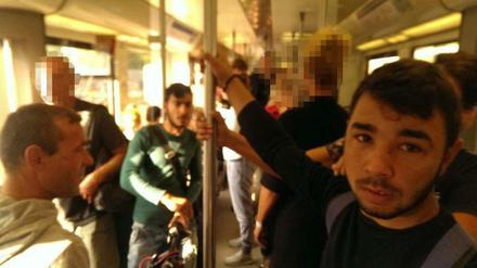 Diese Männer sollen im August 2018 in der S2 eine Frau belästigt haben.