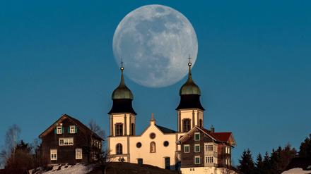 Groß, rund, wunderschön: Vollmond über der Basilika Maria Bildstein in Österreich am frühen Dienstagmorgen.