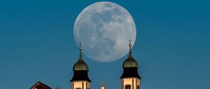 Groß, rund, wunderschön: Vollmond über der Basilika Maria Bildstein in Österreich am frühen Dienstagmorgen.